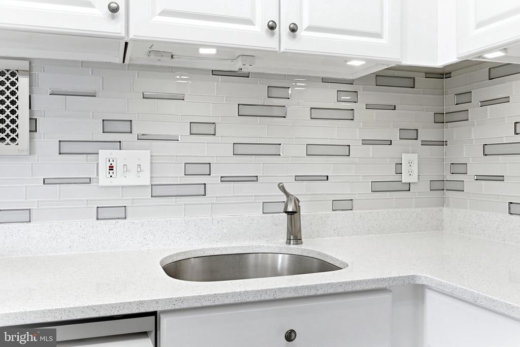 125 CLUBHOUSE DRIVE SW Unit: 6