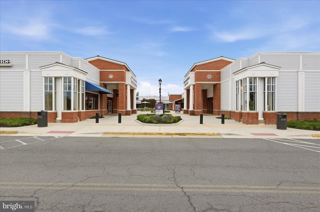 125 CLUBHOUSE DRIVE SW Unit: 6