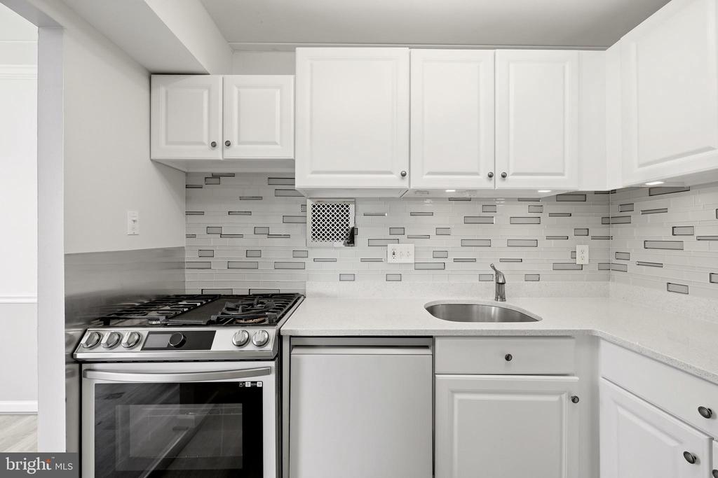 125 CLUBHOUSE DRIVE SW Unit: 6