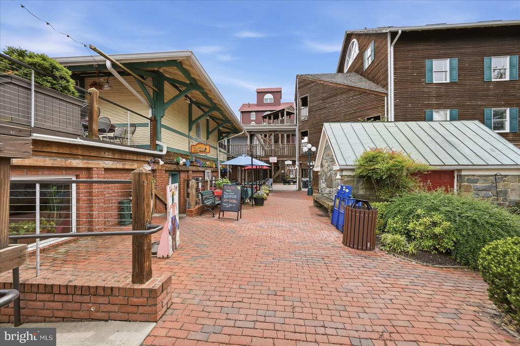 125 CLUBHOUSE DRIVE SW Unit: 6