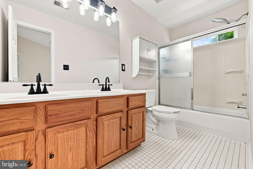 806 E VANDERBILT TERRACE SE