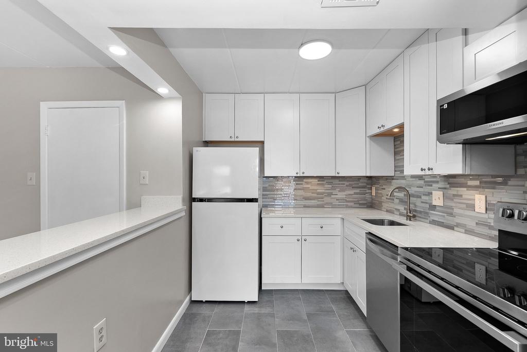 125 CLUBHOUSE DRIVE SW Unit: 7