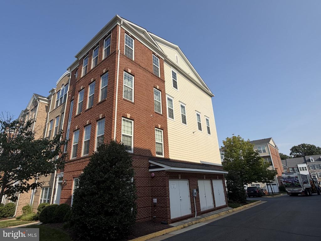 42797 BURRELL SQUARE