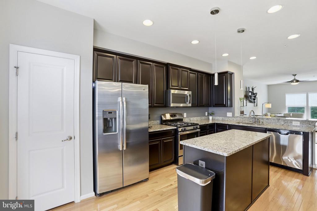 25011 COATS SQUARE