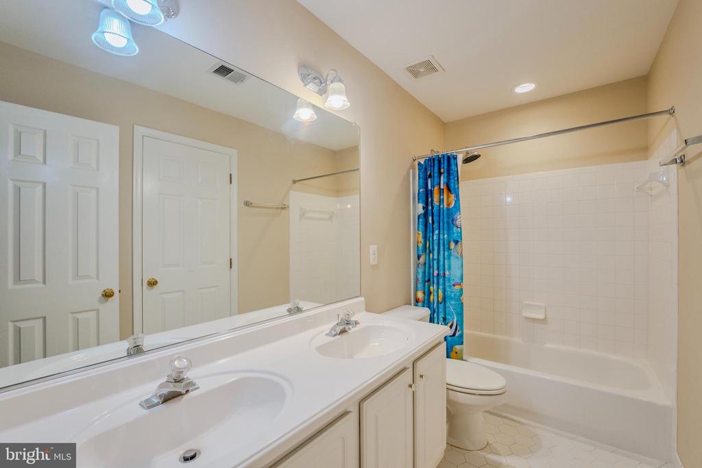 21467 ESTATE PLACE