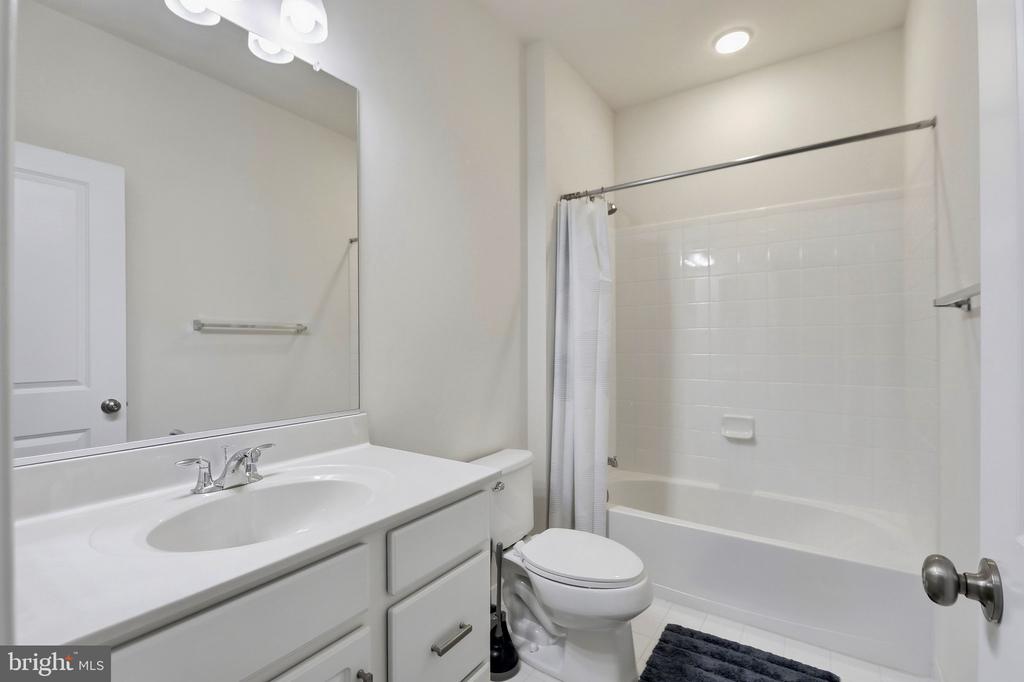 42422 DOGWOOD GLEN SQUARE