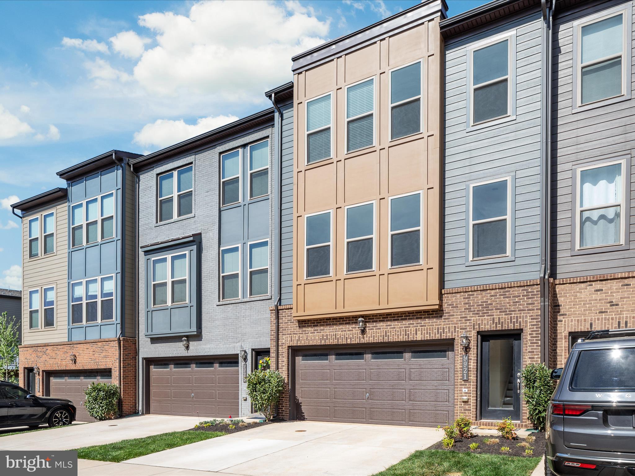 9921 Hopkins Loop