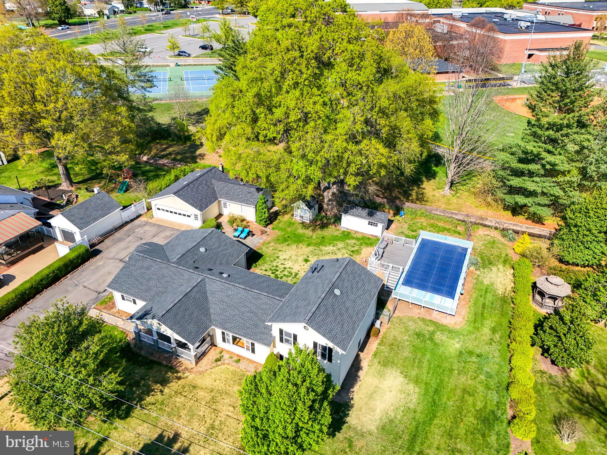 9807 Hutchison Ln