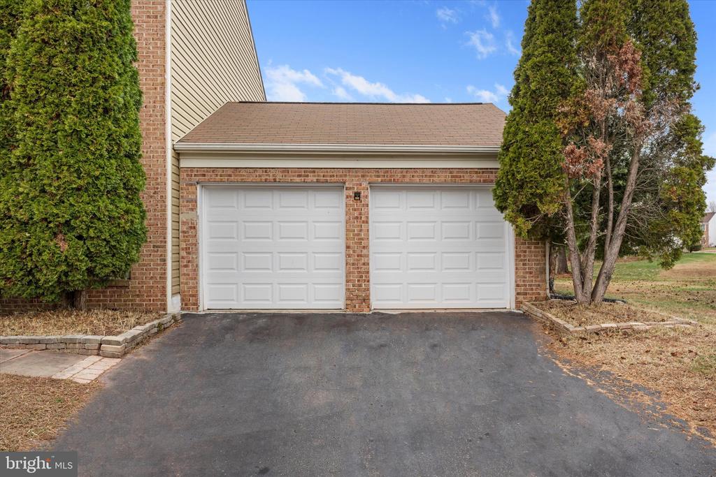 10140 FOREST HILL CIRCLE