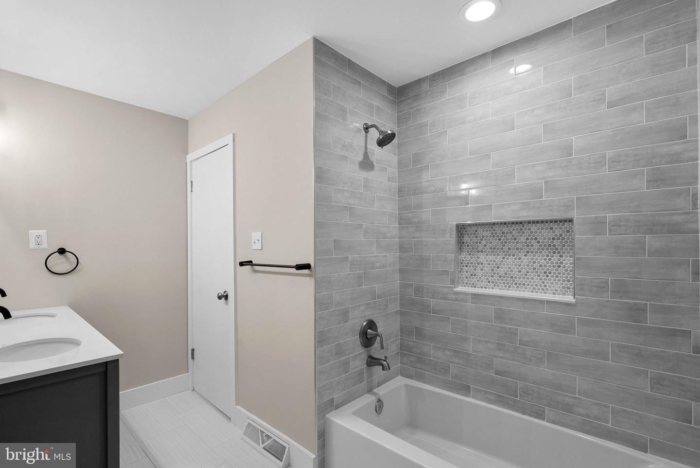 9843 ALAN COURT