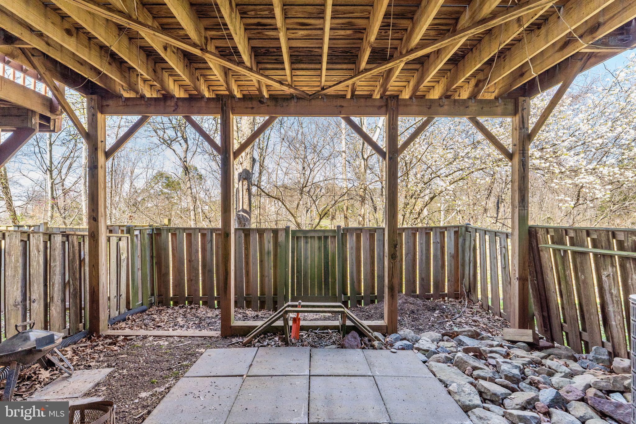 10207 Jamaica Ln