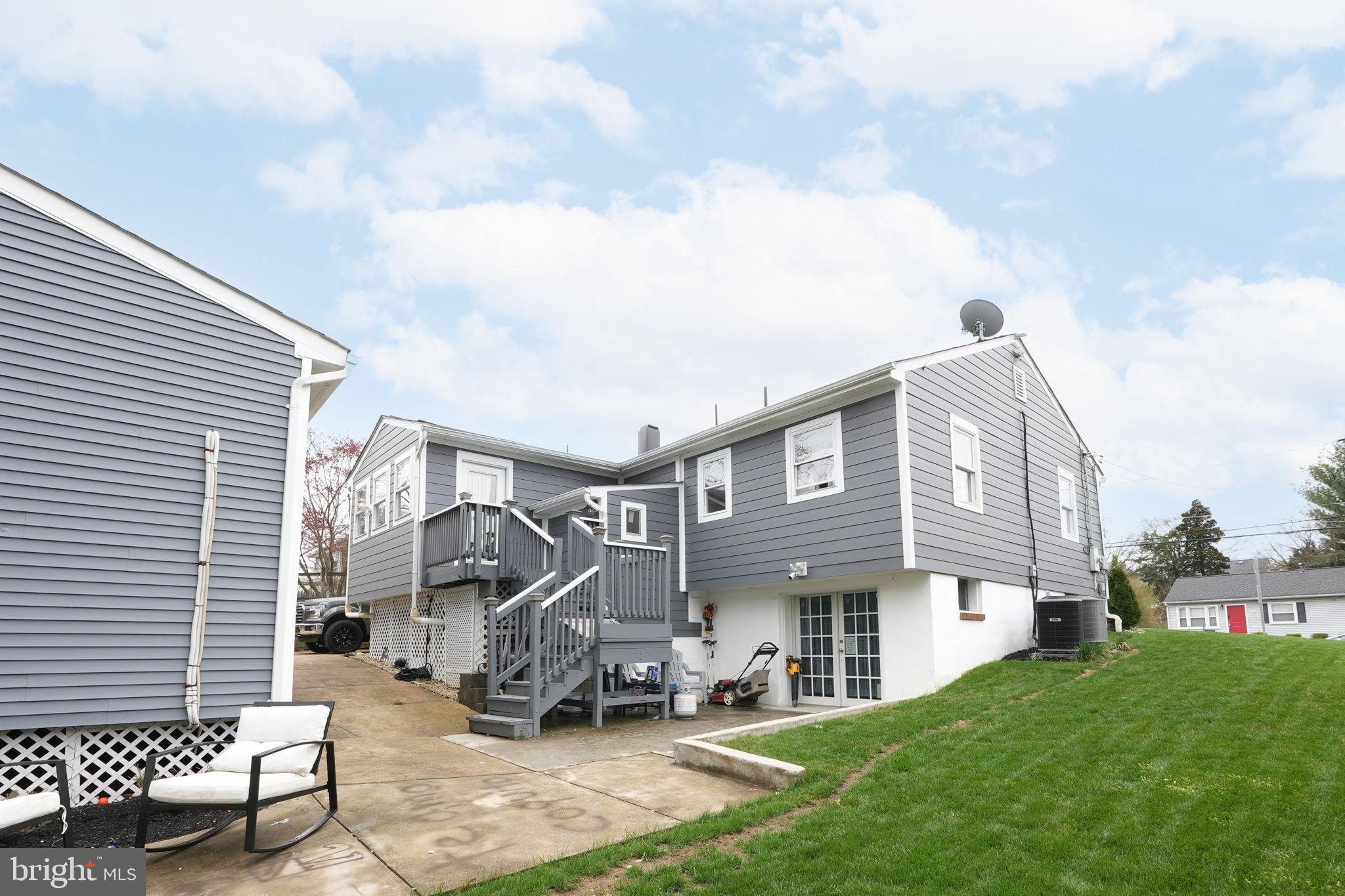 14005 Mathews Dr