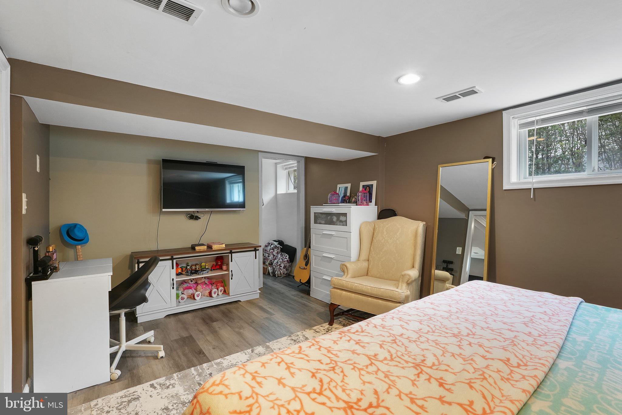 14005 Mathews Dr