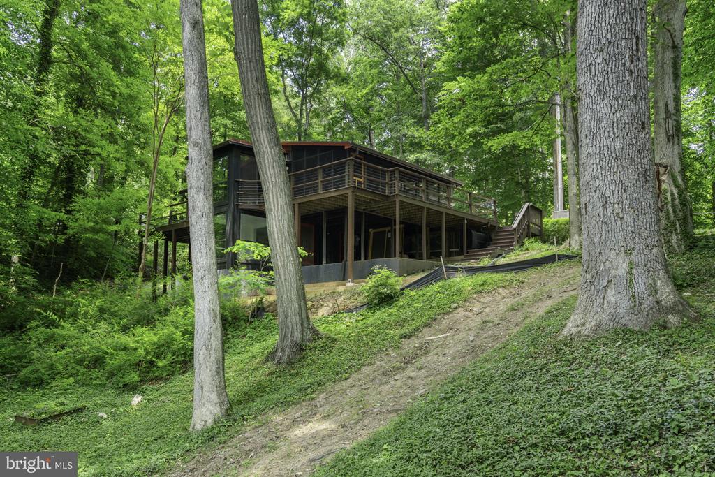 8281 N POINT RD