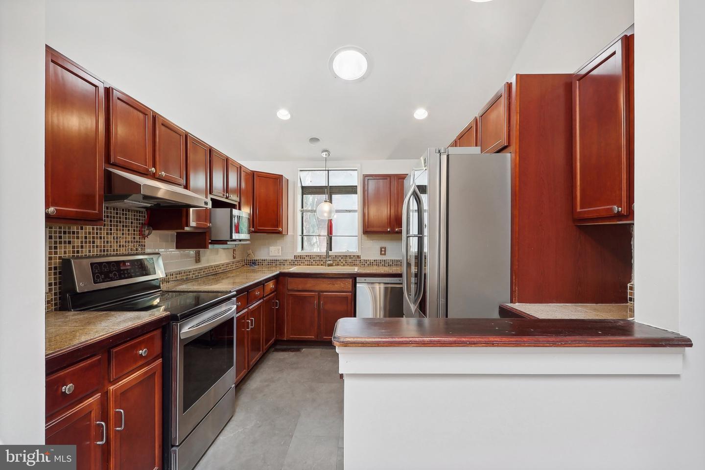 6114 Occoquan Forest Dr