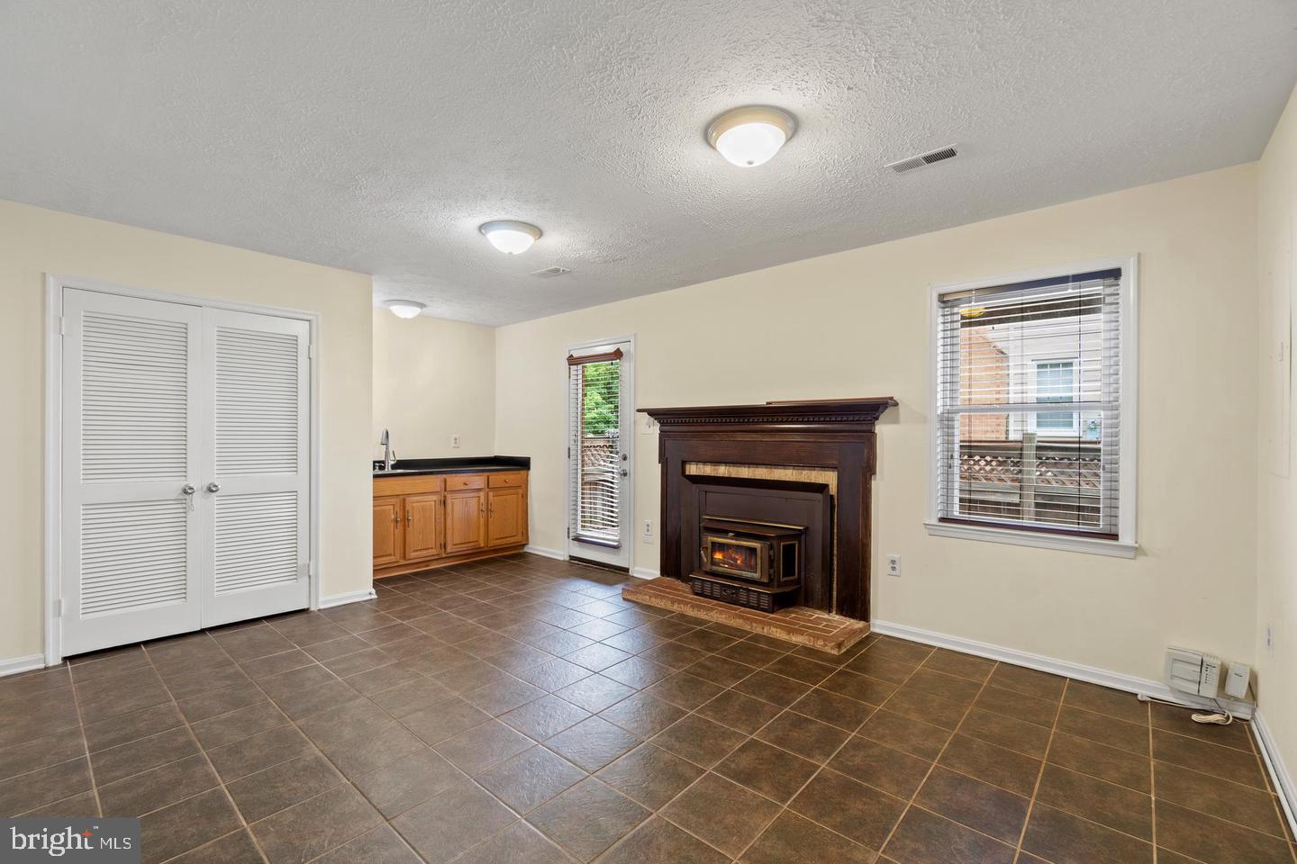 110 W LOCUST ST