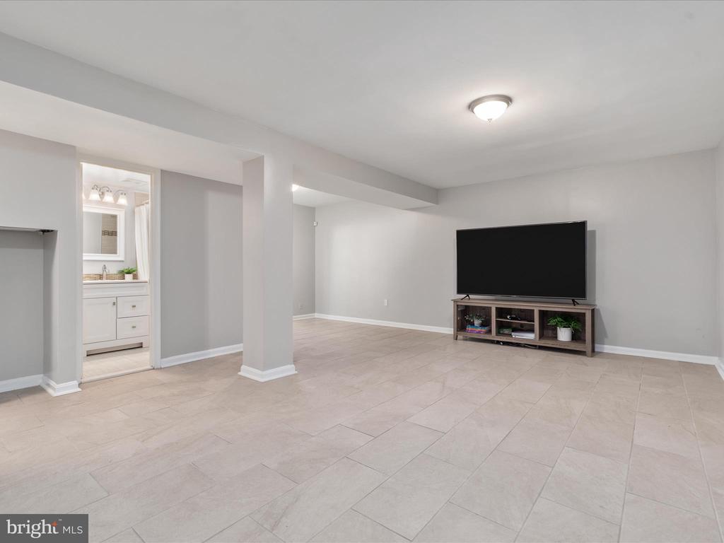 6176 Preston Ct