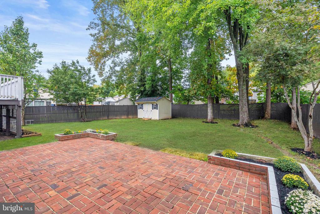 5594 Shadybrook Dr