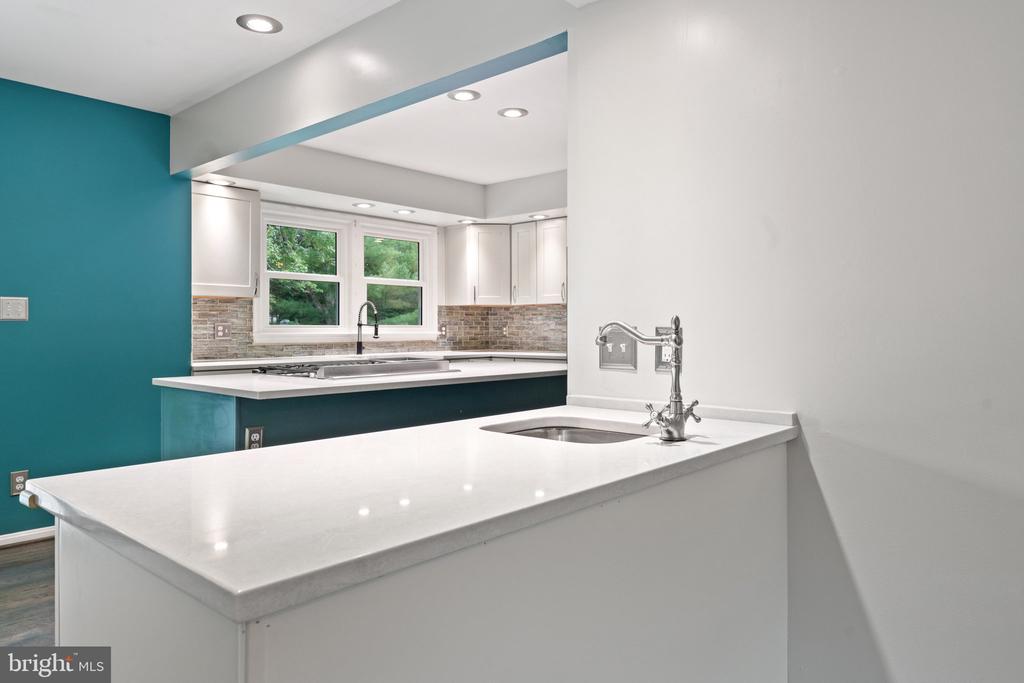4979 Manor House Ct
