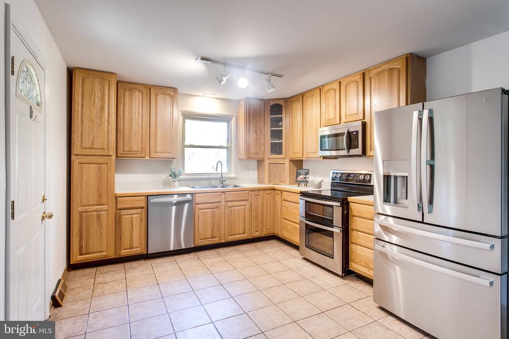 12997 Wooded Acres Ct