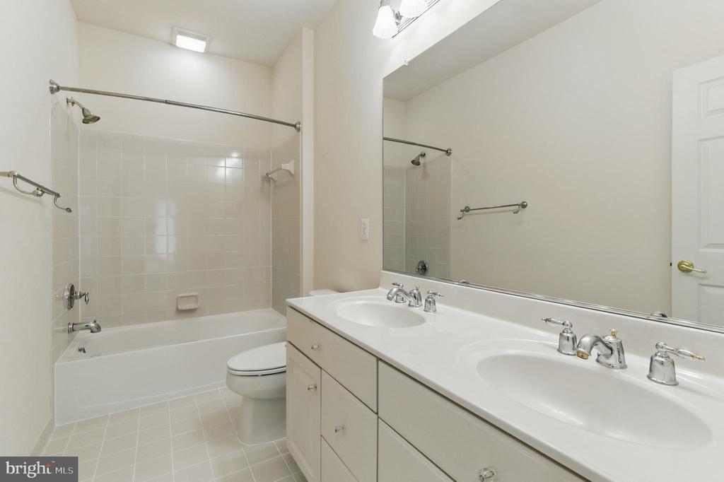 8040 Tysons Oaks Ct
