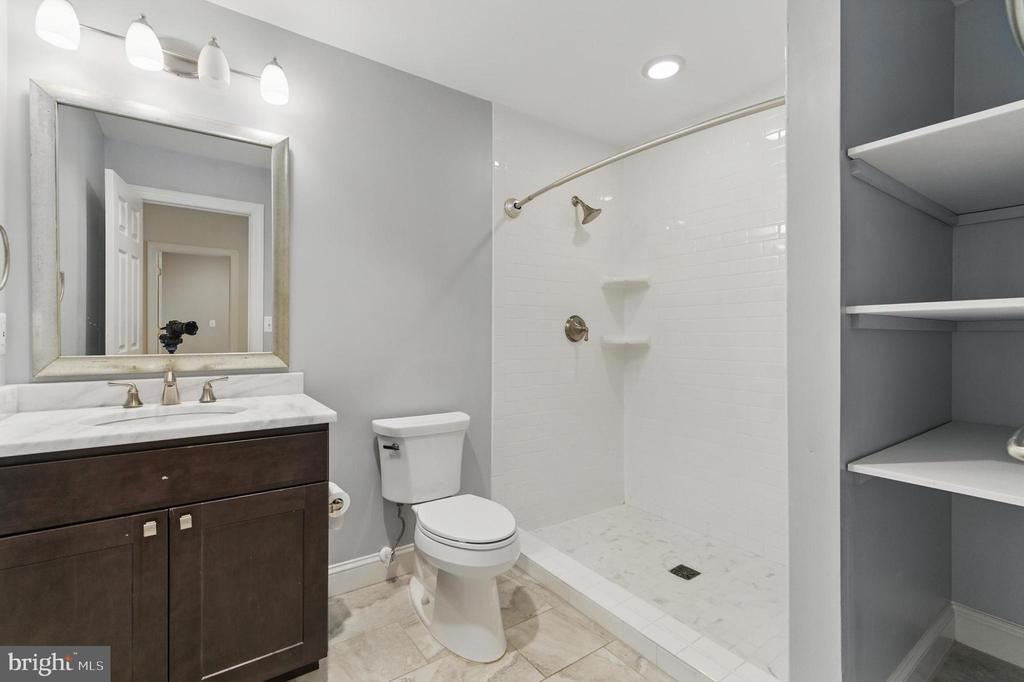 8040 Tysons Oaks Ct