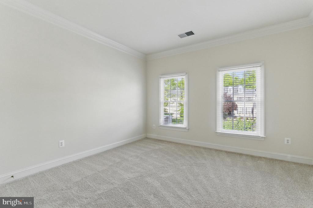 8040 Tysons Oaks Ct