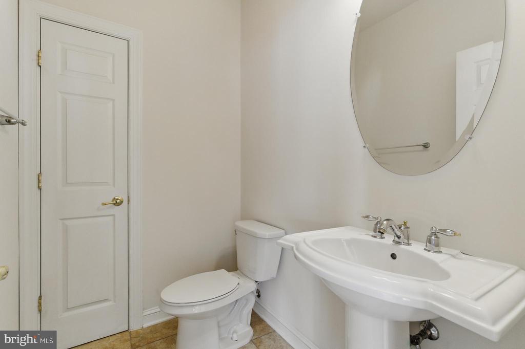 8040 Tysons Oaks Ct