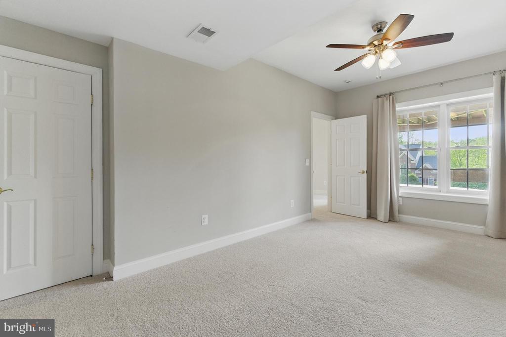 8040 Tysons Oaks Ct