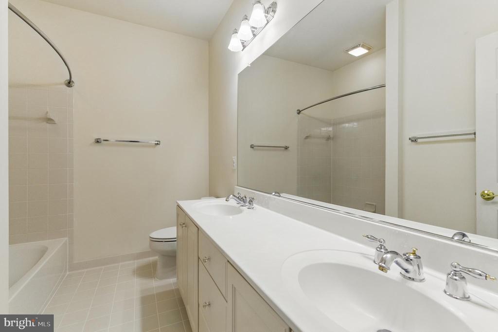 8040 Tysons Oaks Ct