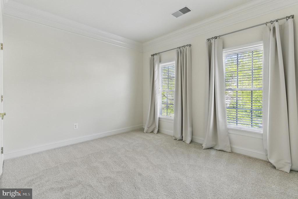 8040 Tysons Oaks Ct