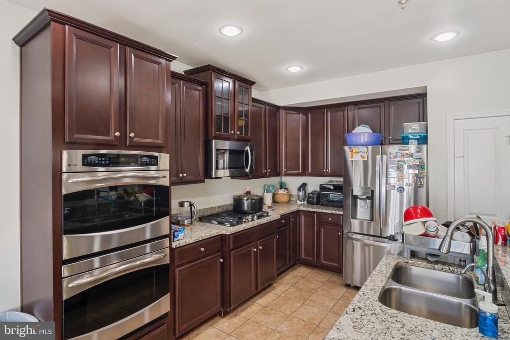 15296 Regents Park Dr