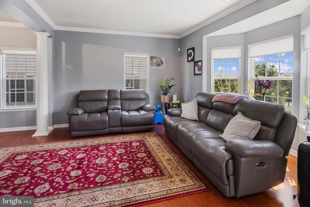 15296 Regents Park Dr