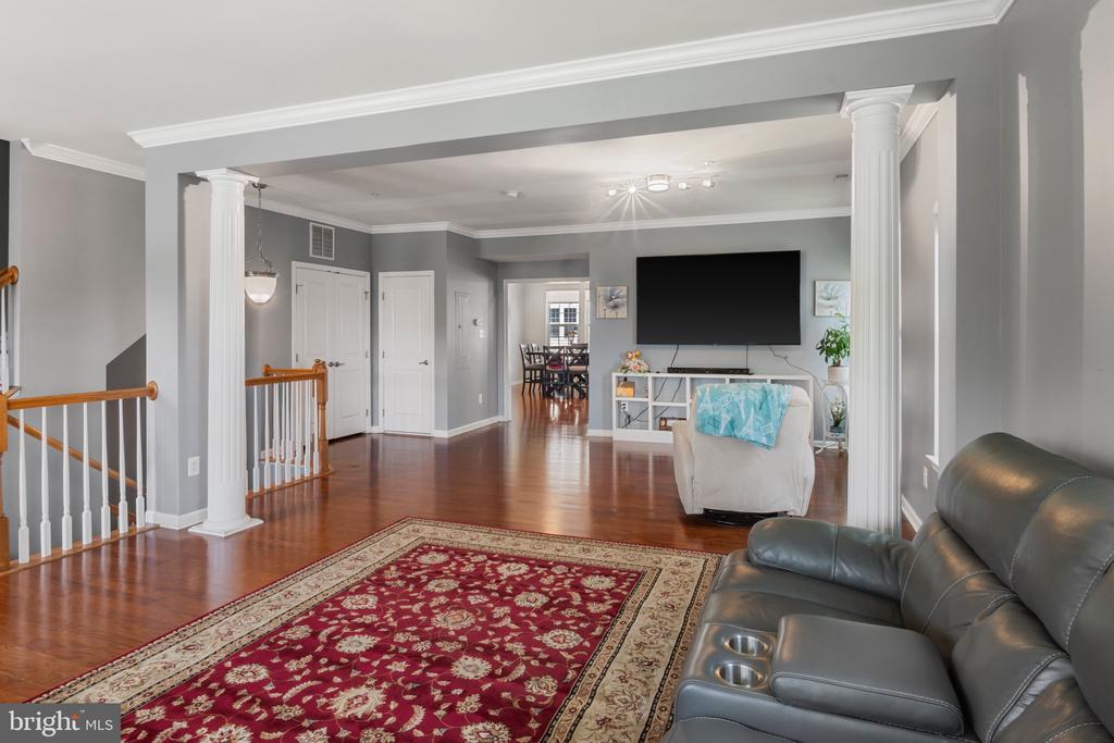 15296 Regents Park Dr