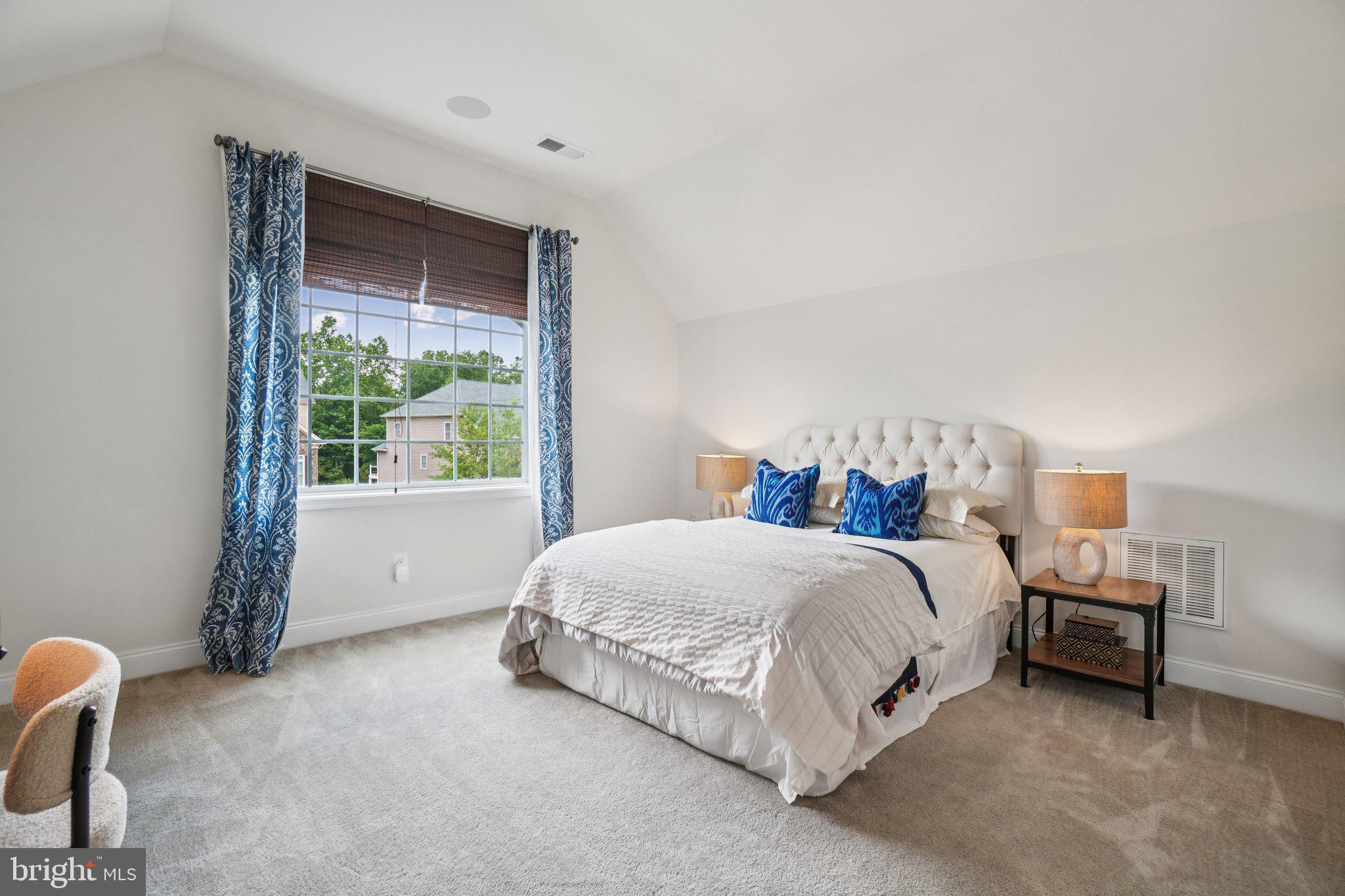 5845 Waterloo Bridge Cir