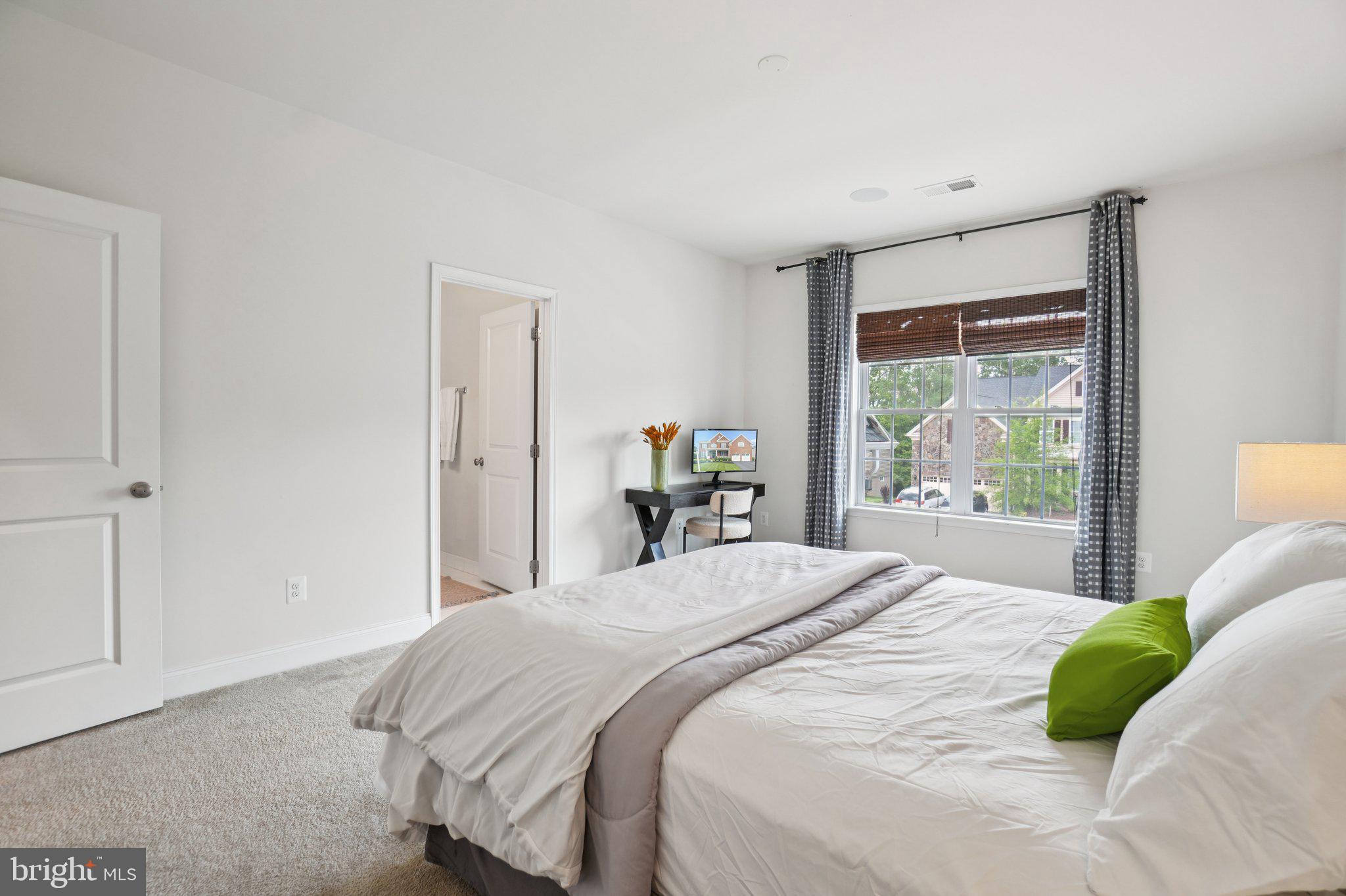 5845 Waterloo Bridge Cir