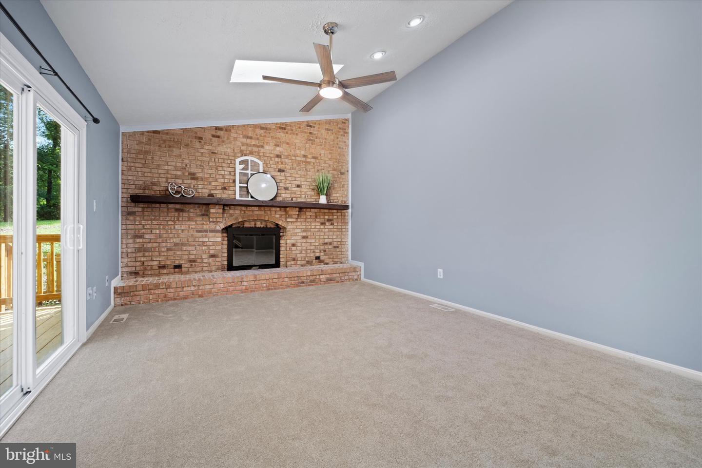 6112 Hillview Ct