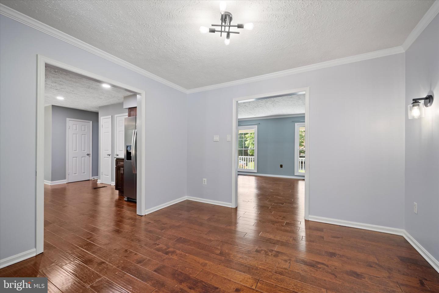 6112 Hillview Ct