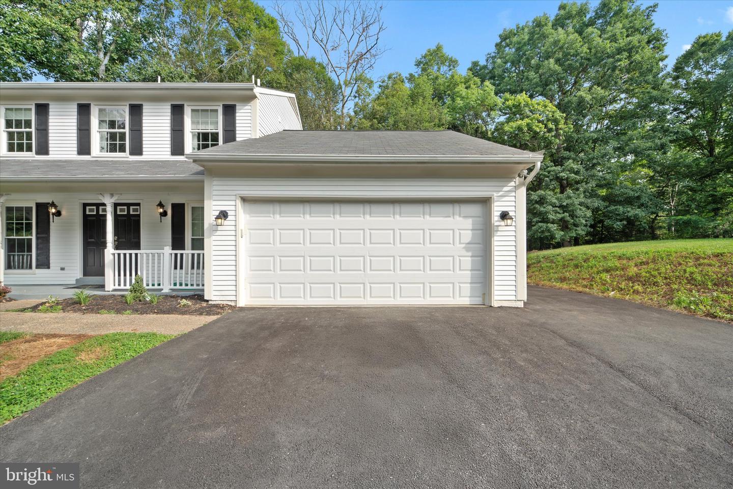 6112 Hillview Ct