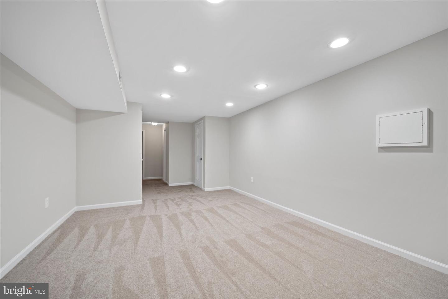 6112 Hillview Ct