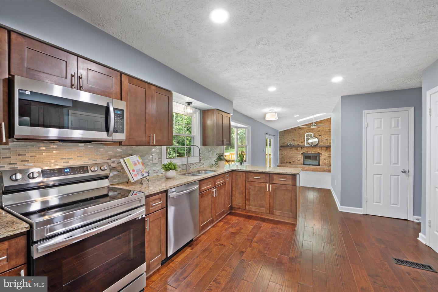 6112 Hillview Ct