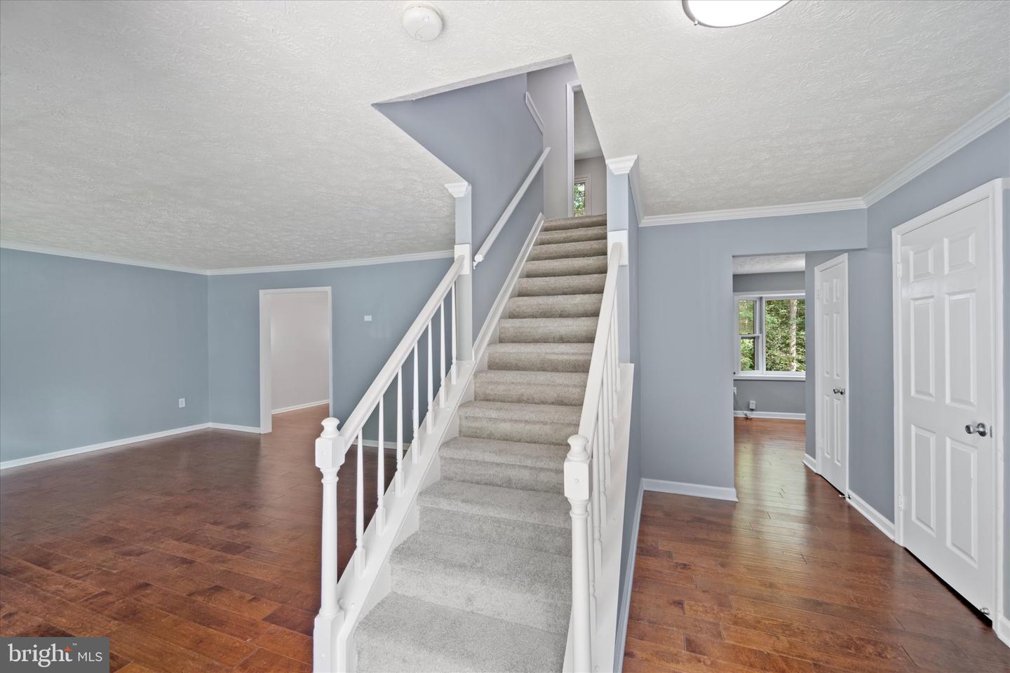 6112 Hillview Ct