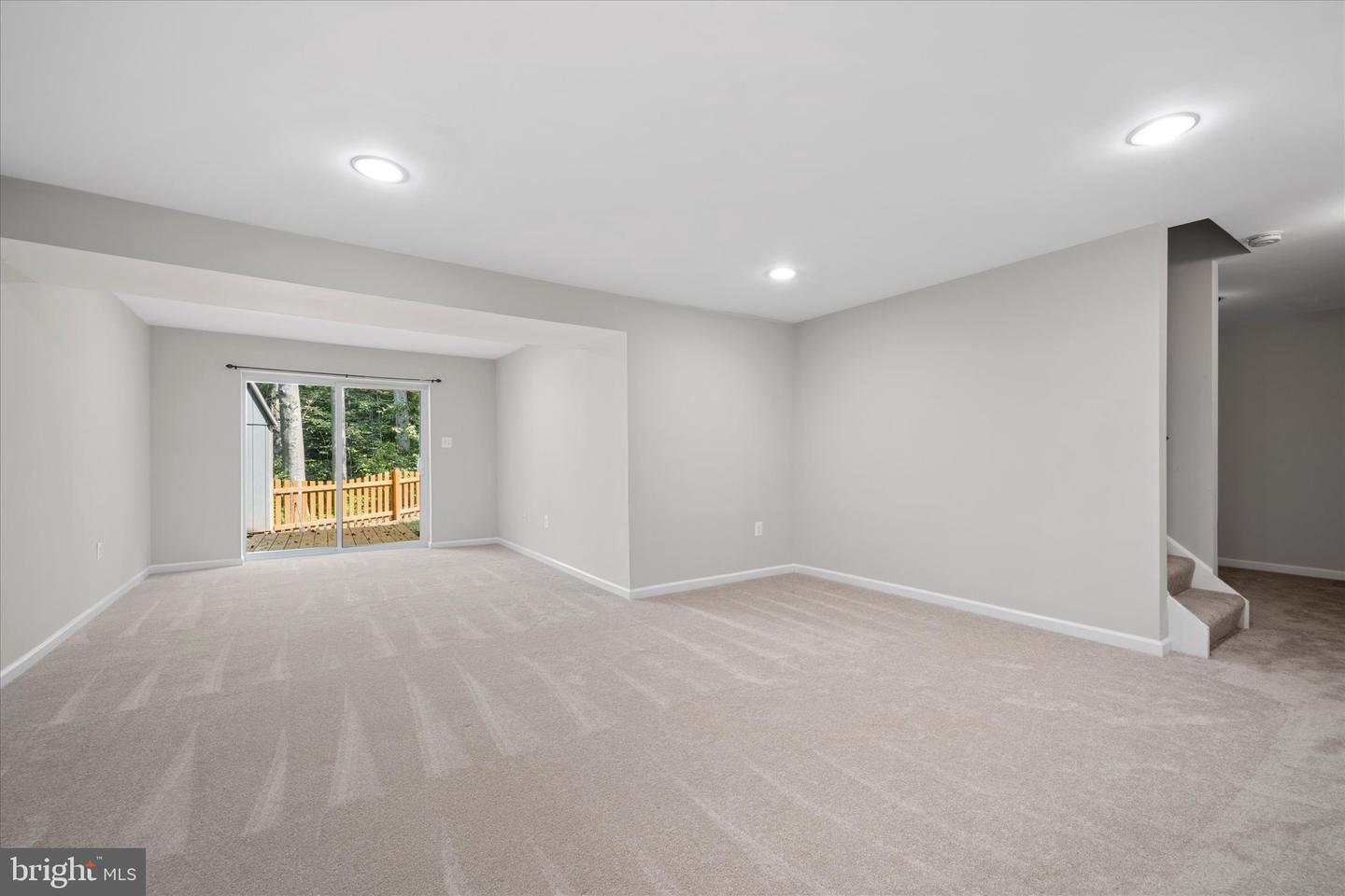 6112 Hillview Ct
