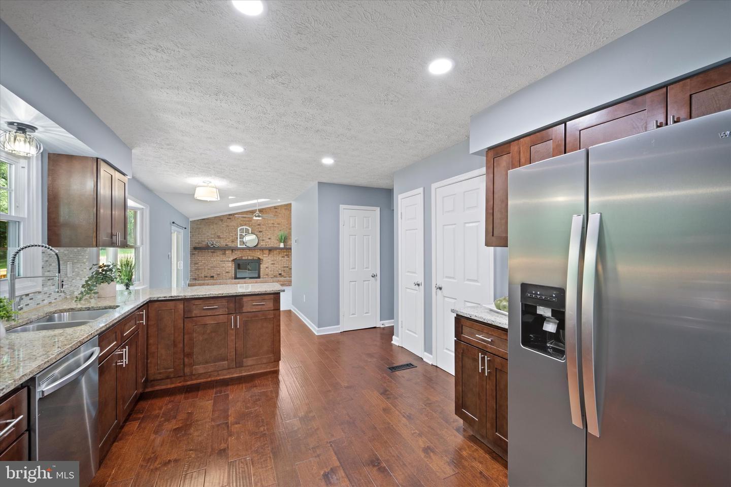 6112 Hillview Ct