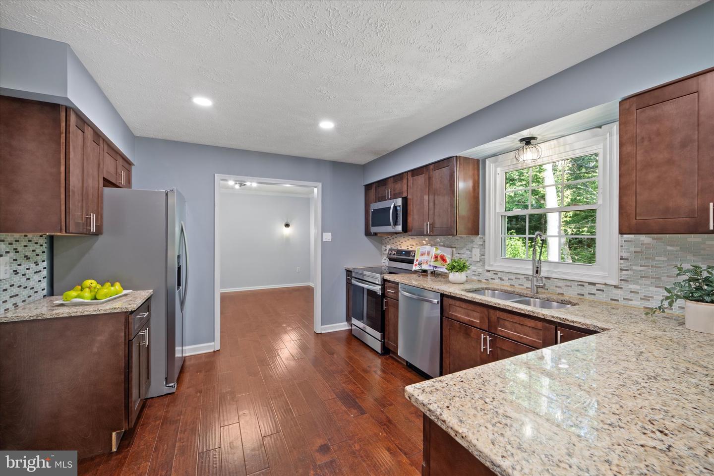 6112 Hillview Ct