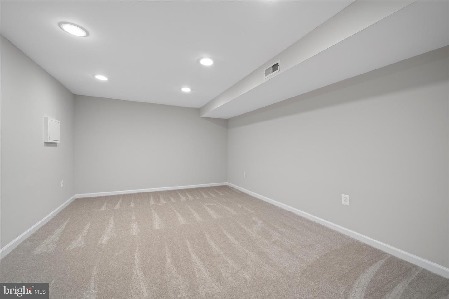 6112 Hillview Ct