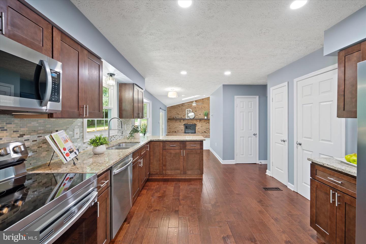6112 Hillview Ct