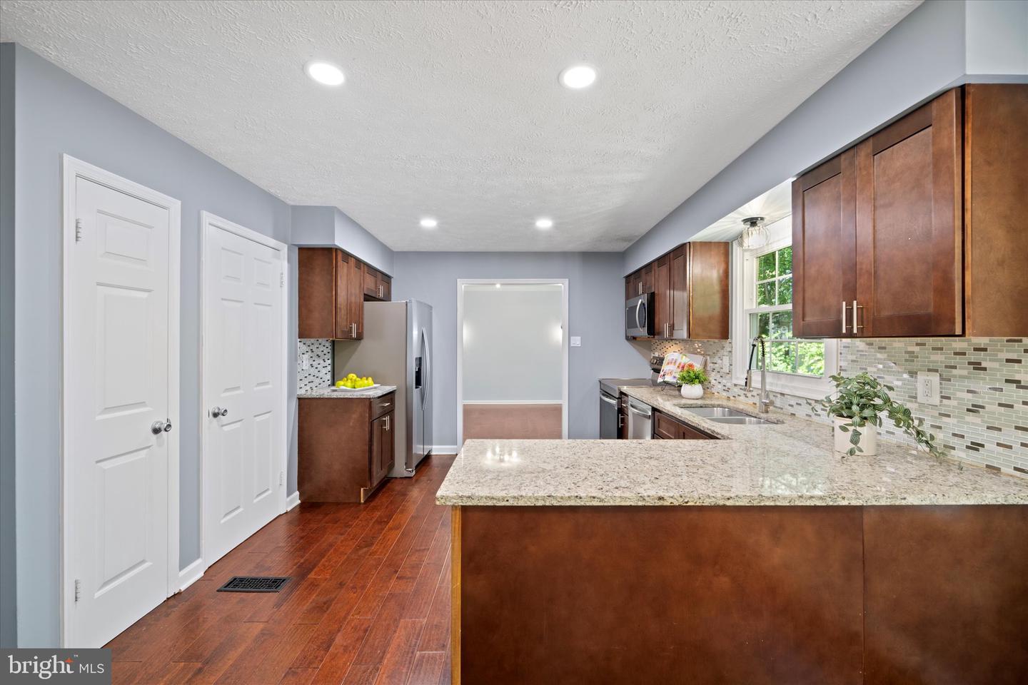 6112 Hillview Ct
