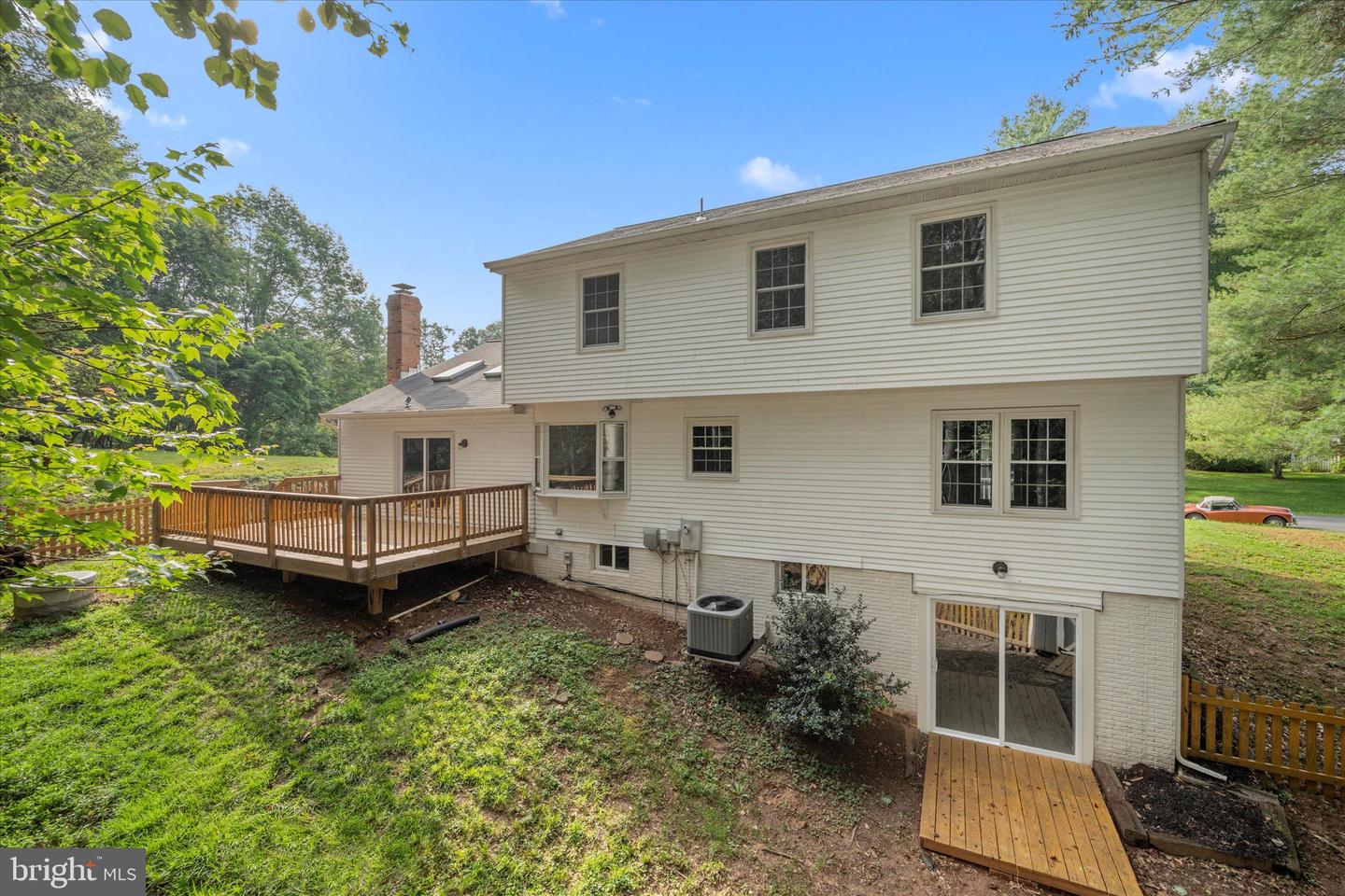 6112 Hillview Ct