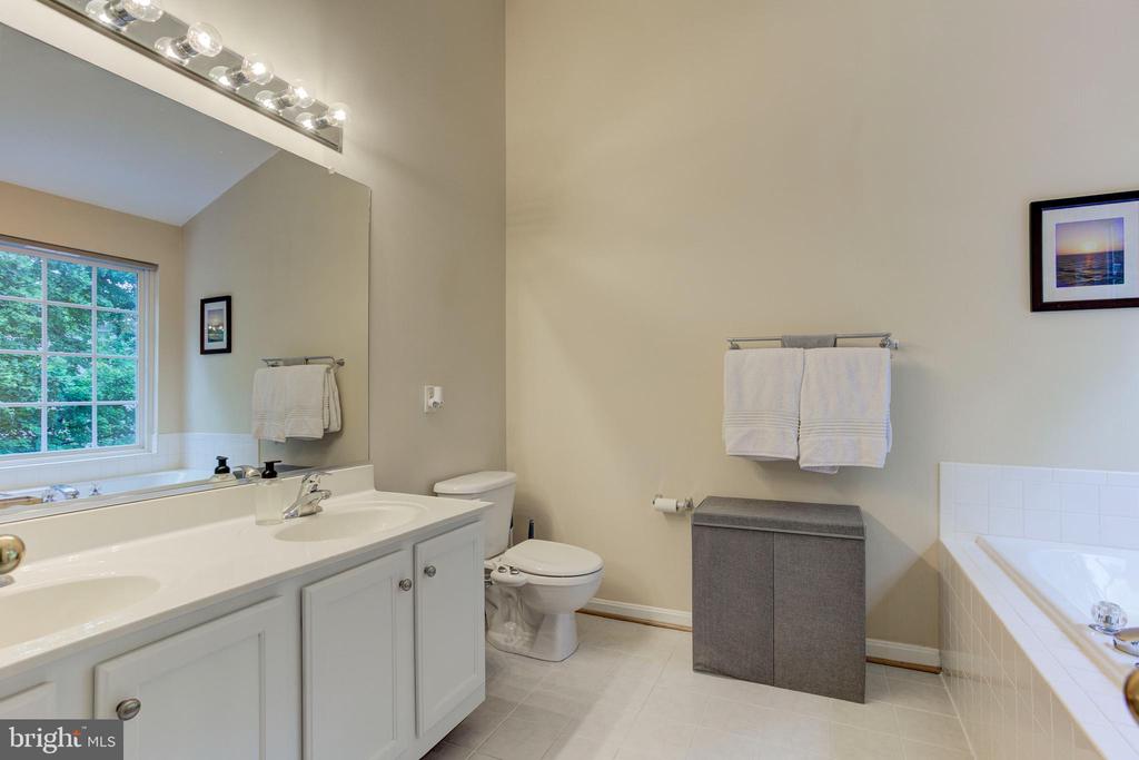 5136 Race Pointe Pl